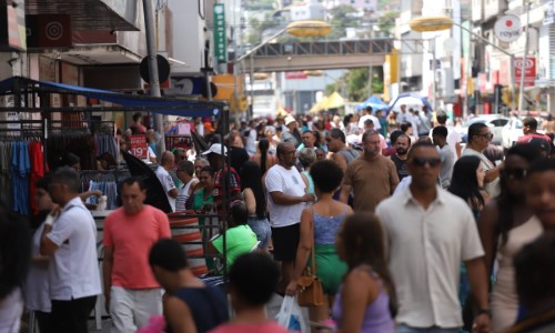 VR: Avenida Amaral Peixoto, no Centro, recebe penúltima edição de 2025 da ‘Rua de Compras’